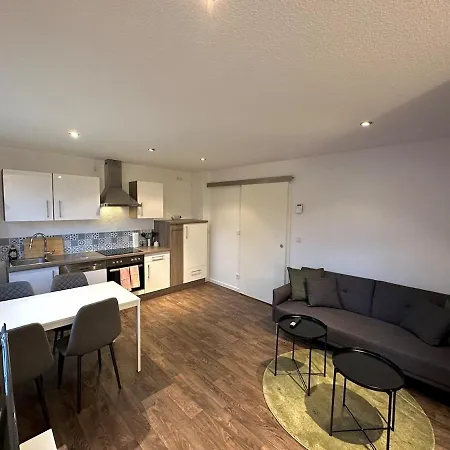 Modern 2 Bedroom Near Train Station Apartmán