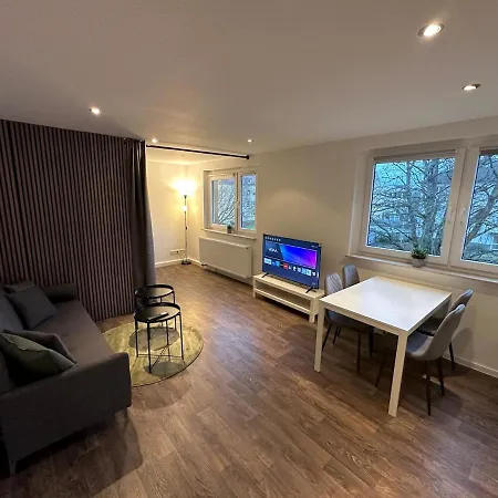 Modern 2 Bedroom Near Train Station *