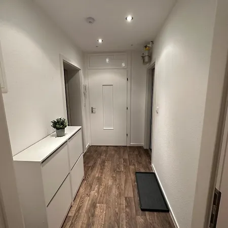 Modern 2 Bedroom Near Train Station