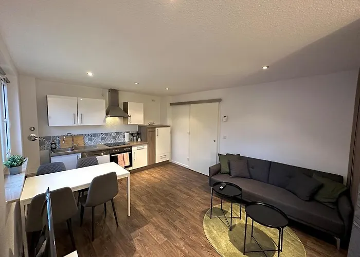 Modern 2 Bedroom Near Train Station Apartmán