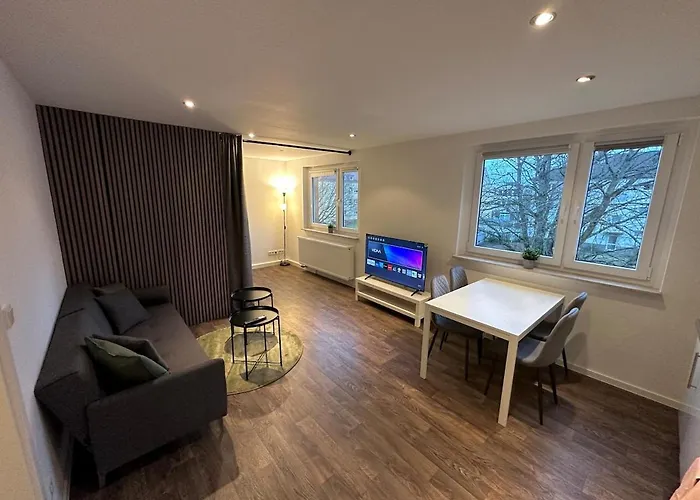 Modern 2 Bedroom Near Train Station *