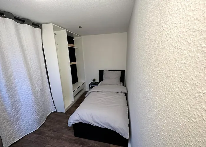 Apartmán Modern 2 Bedroom Near Train Station